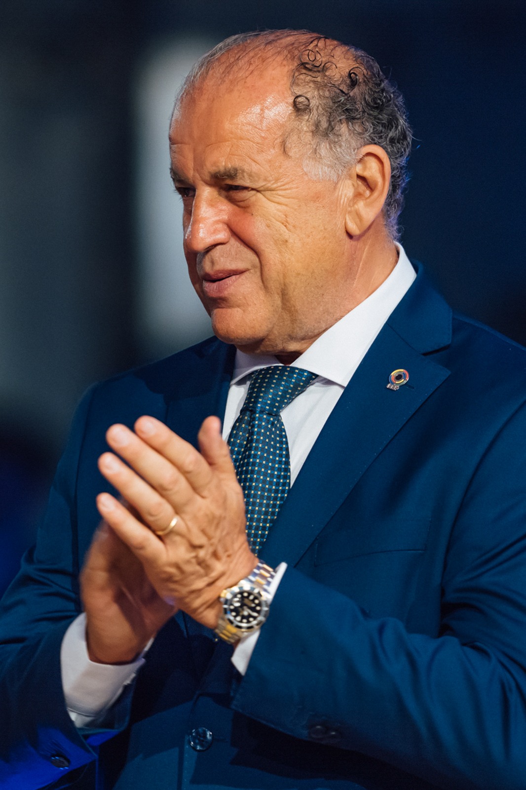 Luciano Rossi applauding